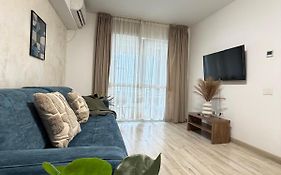 Luxury Newton Towers Apartments By Glam With Parking Option